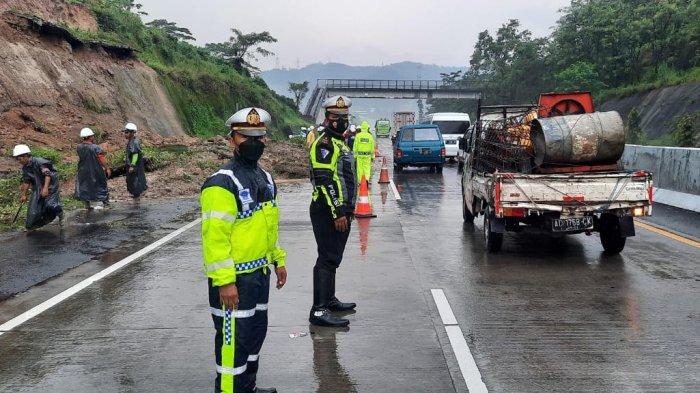 Polisi mengecek lokasi kejadian tanah longsor di jalur A Tol Semarang-Solo masuk wilayah Kabupaten Semarang, Jumat 4 Maret 2022.