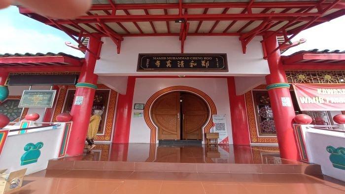 Masjid Jami Cheng Hoo mempunyai bagunan yang berwarna dominan merah cerah dan kuning, dihiasi ornamen budaya Tionghoa sehingga orang mengira bangunan ini bukan masjid namun klenteng.