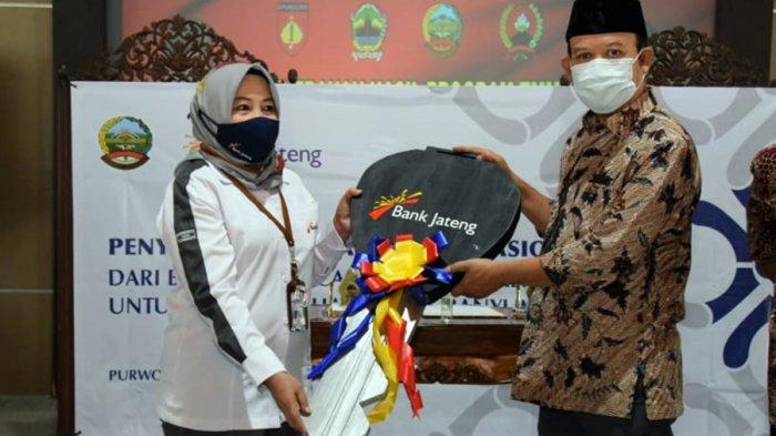 Bupati Banyumas, Achmad Husein menerima bantuan mobil Toyota Innova dari Pimpinan Cabang Bank Jateng Purwokerto, Lis Arofah Ambarwati, Rabu (21/10/2020).