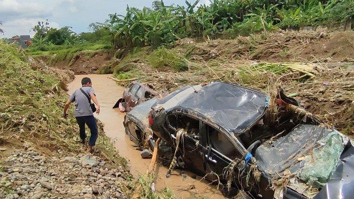 Mobil milik warga Tambakaji, Kecamatan Ngaliyan, Kota Semarang, hanyut setelah tersapu banjir bandang yang menerjang kawasan permukiman di Wahyu Utomo, Tambakaji, Senin (7/11/2022).