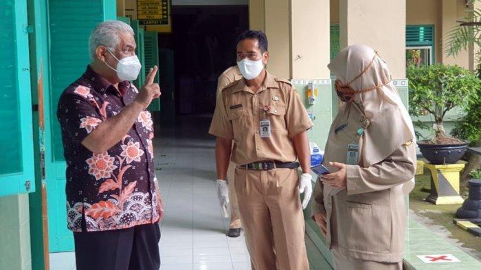 Wakil Ketua DPRD Jateng, Quatly Abdulkadir Alkatiri (kiri) saat memantau proses pembelajaran tatap muka di SMA Negeri 1 Surakarta, Senin (12/4/2021).