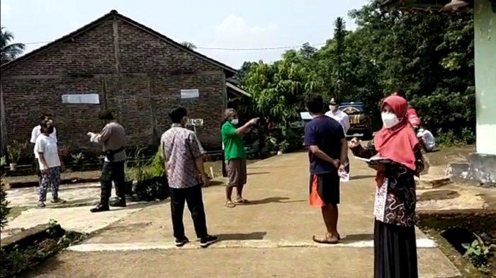 Kordinasi Pemdes Ngareanak dengan warga RT 03 RW 05 terkait aturan isolasi mandiri dan pemberian sembako untuk bekal makanan selama menjalani isolasi mandiri, Minggu (23/5/2021).