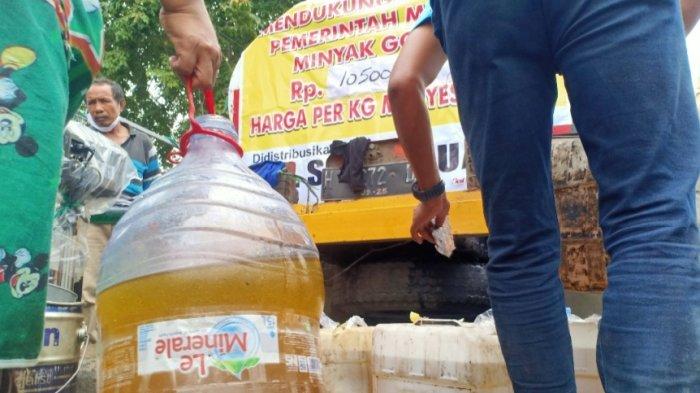 Antrean operasi pasar minyak goreng curah di pasar Karang Ayu Semarang, Selasa (22/2/2022).