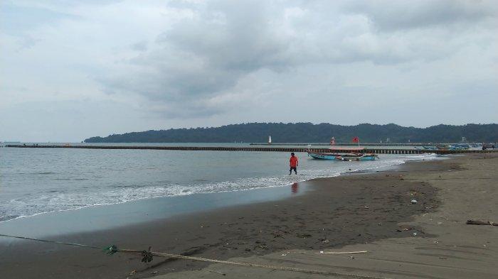 Suasana Pantai Teluk Penyu Cilacap