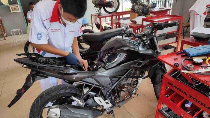 Para siswa SMK negeri 1 Luak sedang proses praktik belajar.