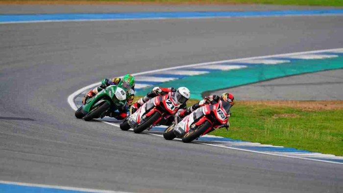 Pebalap Asia Road Racing Championship (ARRC) 2022 Kelas AP250 nomer 123, Rheza Danica Ahrens, dan nomer 21, M. Adenanta Putra