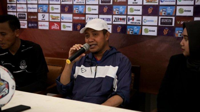 Pelatih Persipa Pati, Nazal Mustofa memberikan keterangan dalam konferensi pers sebelum pertandingan kontra Persikab Bandung, Jumat 30 September 2022. Laga yang bakal berlangsung di Stadion Joyokusumo Pati ini berlangsung Sabtu (1/10/2022).