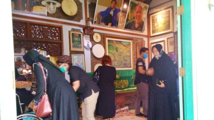 Pelayat menyampaikan bela sungkawa di rumah duka maestro gamelan dan karawitan ISI Solo Prof Rahayu Supanggah di Benowo RT 6 RW 8 Ngringo, Jaten, Karanganyar, Selasa (10/11/2020).