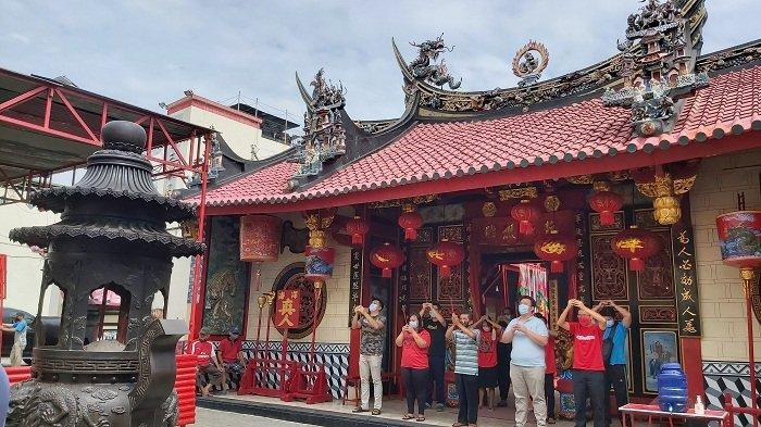 Pengurus Kelenteng Tek Hay Kiong Kota Tegal bersembahyang sebelum melakukan ritual pembukaan pintu kelenteng menyambut Imlek 2021, Selasa (9/2/2021).