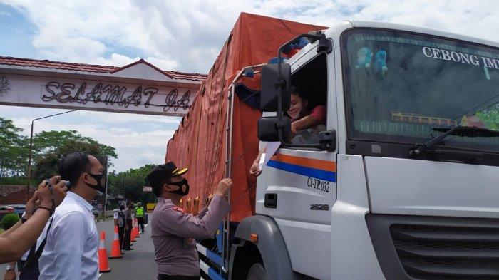Tim Satgas Covid-19 Kabupaten Purbalingga melakukan penyekatan di wilayah perbatasan di Desa Jompo, Kecamatan Kalimanah, Kabupaten Purbalingga, Senin (11/1/2021).