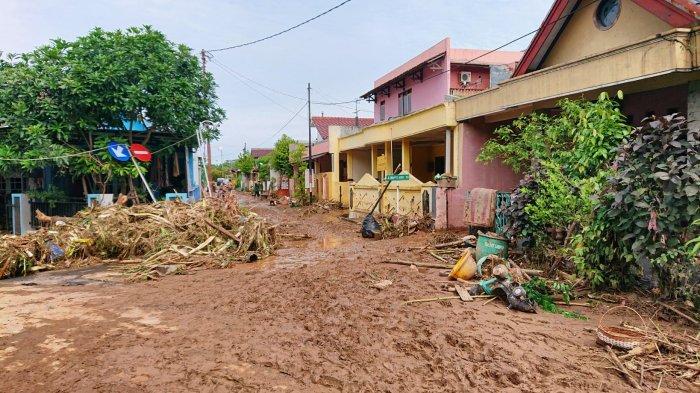 Pemukiman di Tambakaji, Ngaliyan, Kota Semarang, Jawa Tengah porak poranda usai diterjang banjir pada Minggu 6 November 2022. Lumpur dan sampah memenuhi pemukiman warga, Senin (7/11/2022).