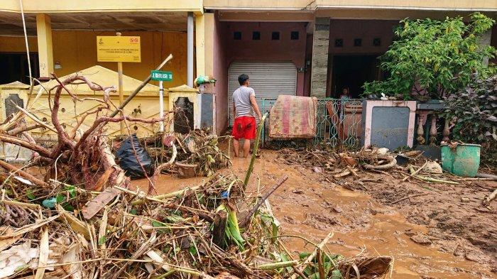Pemukiman di Tambakaji, Ngaliyan, Kota Semarang, Jawa Tengah porak poranda usai diterjang banjir pada Minggu 6 November 2022. Lumpur dan sampah memenuhi pemukiman warga, Senin (7/11/2022).
