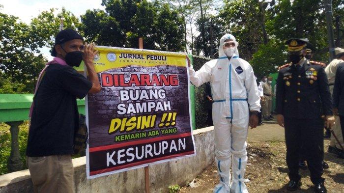 Pemkab Kendal bersama jurnalis memasang poster menggelitik larangan buang sampah sembarangan di beberapa titik di Kabupaten Kendal, Rabu (10/11/2021).