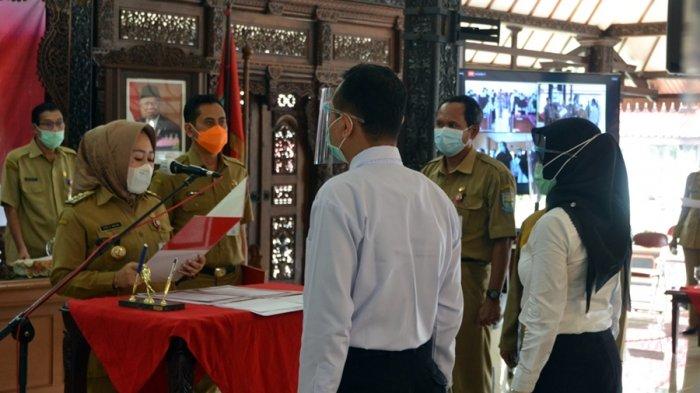 Perwakilan tenaga Honorer Kategori-2 (K-2) Pemkab Purbalingga saat menerima Surat Keputusan (SK) Pengangkatan dan menjadi Pegawai Pemerintah dengan Perjanjian Kerja (PPPK), oleh Bupati Purbalingga, Dyah Hayuning Pratiwi di Pendopo Dipokusumo, Selasa (9/2/2021).