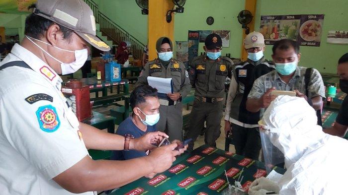 Petugas dari Satpol PP Kota Tegal mewajibkan pemilik usaha yang bandel untuk menjalani rapid tes, Sabtu (6/2/2021).