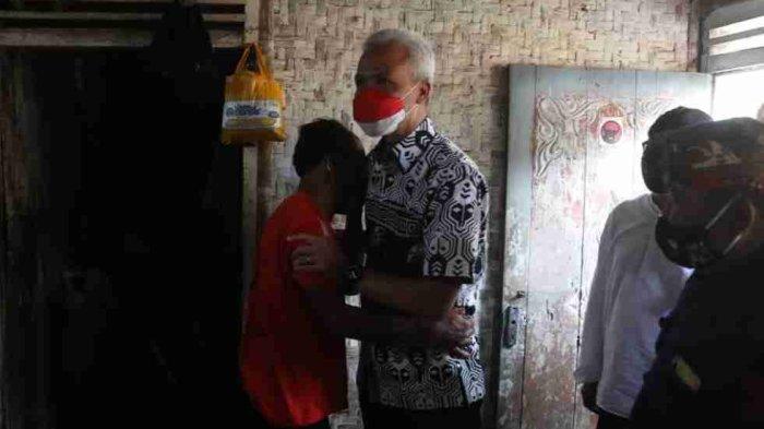 Supono (43) dan istrinya Sukanti (35) Mendapat bantuan renovasi rumah dari Gubernur Ganjar Pranowo