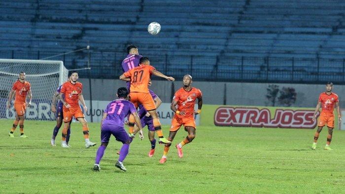 Persiraja Banda Aceh harus puas bermain imbang 1-1 saat melawan Persik Kediri dalam lanjutan Liga BRI 1 2021/2022 di Stadion Moch Soebroto, Magelang, Jawa Tengah, Sabtu (6/11/2021). Persik Kediri unggul terlebih dahulu berkat gol Ezzejari yang di lesatkan para menit ke 67' dan Persiraja berhasil menyamakan kedudukan menit ke 90+1 akibat gol bubuh diri A Felix.