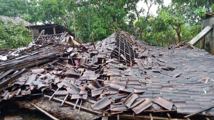 Rumah ambruk dampak angin puting beliung di wilayah Kecamatan Tayu, Kabupaten Pati, Jawa Tengah, Rabu (30/11/2022).
