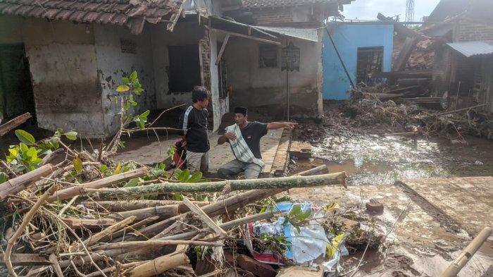Frengki Firmansyah (berpeci) menunjukkan rumahnya yang hancur, bangunannya hanyut terbawa banjir bandang yang terjadi di Desa Bulumanis Kidul, Kecamatan Margoyoso, Pati, Jawa Tengah, Kamis (14/7/2022) dini hari.