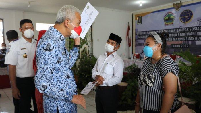 Gubernur Jateng, Ganjar Pranowo memberikan santunan kepada warga terdampak reaktivasi rel KA Tawang-Tanjung Emas Semarang, Selasa (17/5/2022).