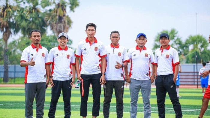 Staf pelatih Persijap Jepara junior berfoto usai laga babak penyisihan Grup B Piala Soeratin U-17, di Stadion Joyokusumo, Kabupaten Pati, baru-baru ini.