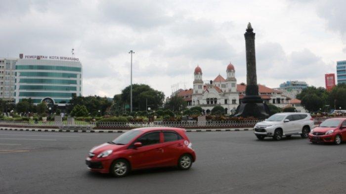 Suasana lalu lintas di bundaran Tugu Muda Semarang, Jumat (8/1/2021). Selama pembatasan kegiatan 11-25 Januari 2021, sembilan ruas jalan di Kota Semarang ditutup.