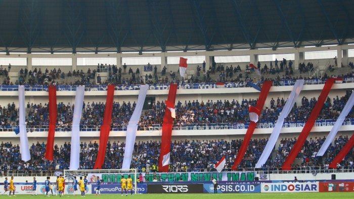 Suporter PSIS Semarang, Panser Biru membentangkan koreo dengan tema merah putih untuk memperingati HUT ke-77 RI saat pertandingan PSIS menjamu Persik Kediri di Stadion Jatidiri Semarang, Kamis (18/8/2022) lalu. Aksi kreatif ini dipamerkan Panser Biru saat pertandingan memasuki babak kedua sembari menyanyikan beberapa lagu nasional.