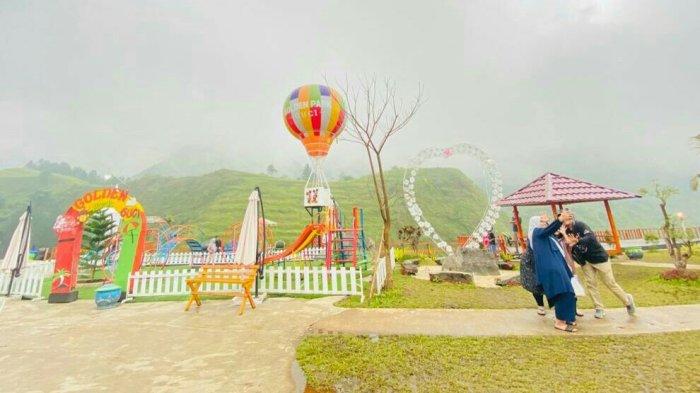 Wisatawan berswafoto di spot foto Golden Park Guci, Kabupaten Tegal, Jawa Tengah, Jumat (30/12/2022).