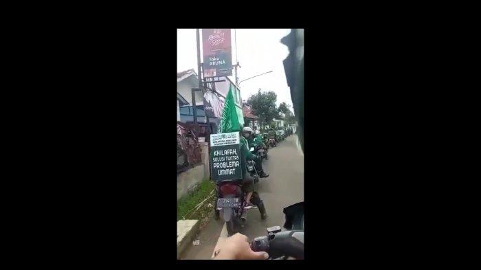 Potongan video viral yang memperlihatkan konvoi pemotor dengan atribut khilafatul muslimin di Kabupaten Brebes.