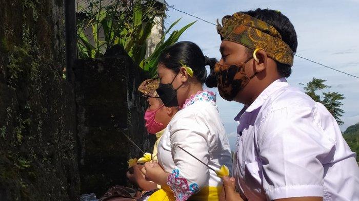Umat Hindu di Pura Tunggal Ika Desa Kemuning, Kecamatan Ngargoyoso, Kabupaten Karanganyar melaksanakan pradaksina atau berjalan mengelilingi Pura Tunggal Ika saat Tawur Agung, Sabtu (13/3/2021).