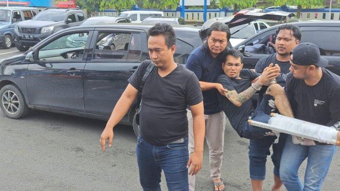 Tersangka pembunuhan wanita yang mayatnya ditemukan di kamar hotel di Purwokerto, Banyumas, Jawa Tengah, dibawa petugas Mapolresta Banyumas, Kamis (5/1/2023).