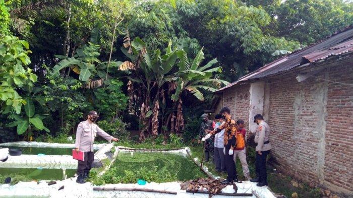 Polisi memeriksa lokasi meninggalnya warga yang ditemukan mengapung di kolam lele di Desa Kamulyan, Kecamatan Kuwarasan, Kabupaten Kebumen, Jumat (2/4/2021).