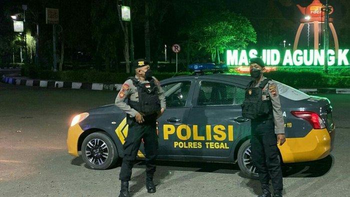 Tim Unit Patroli Sabhara Polres Tegal saat melakukan patroli di beberapa titik masuk wilayah Kabupaten Tegal, Minggu (13/11/2022) dini hari. Adapun tim tersebut merupakan inisiasi Kapolres Tegal, AKBP Arie Prasetya Syafa'at, dalam rangka mengantisipasi terjadinya aksi kriminalitas pada waktu dini hari.