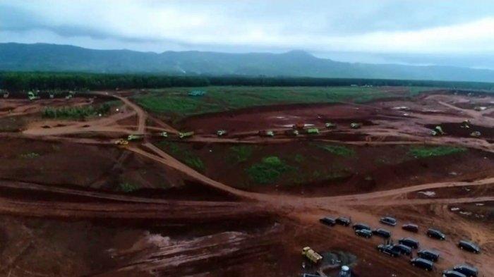 Beberapa kendaraan berat tengah menyelesaikan pengerjaan tahap pertama Kawasan Industri Terpadu (KIT) Batang, yang terletak di Desa Ketanggan, Kecamatan Gringsing, Kabupaten Batang, Kamis (19/11/2020) sore.