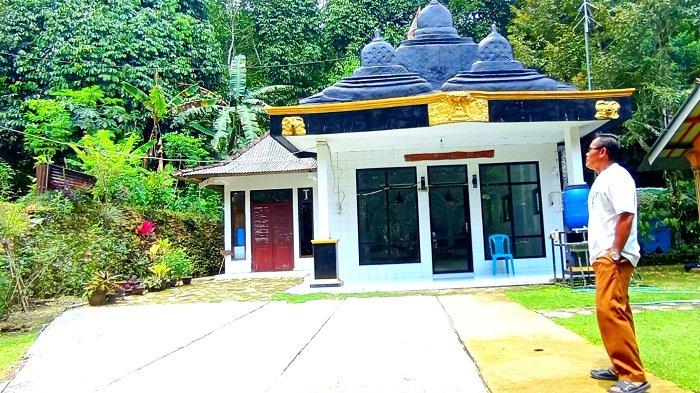 Ketua Vihara Dusun Plandi, Tukiran, menunjukkan Vihara Metta Bhumi, vihara pertama di Dusun Plandi, Desa Watuagung, Kecamatan Tambak, Kabupaten Banyumas, Selasa (13/9/2022).