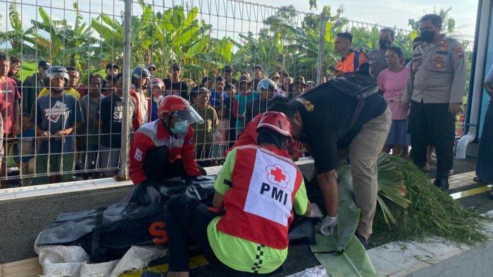 Tim relawan Sragen mengevakuasi jenazah Sukiyo yang tertabrak kereta api di perlintasan Dukuh Sidodadi, Desa Pelemgadung, Kecamatan Karangmalang, Sragen, Jawa Tengah, Kamis (1/12/2022).