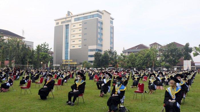 687 mahasiswa Universitas Muhammadiyah Purwokerto (UMP) mengikuti prosesi wisuda secara langsung dan terbuka di lapangan kampus setempat, Sabtu (6/3/2021).