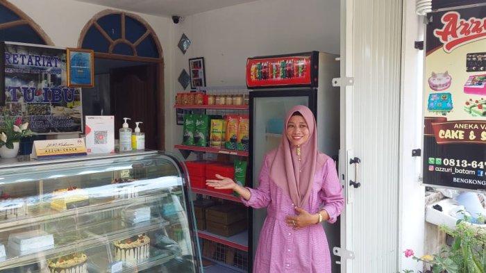 Mariani pemilik Azzuri Snack Batam berpose di depan toko miliknya, Senin (3112022)