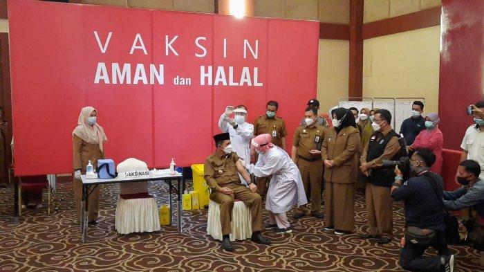 Gubernur Kepri, Ansar Ahmad saat disuntik vaksin corona didampingi Wakil Gubernur Kepri, Marlin Agustina di Aula Kantor Gubernur, Dompak Tanjungpinang, Senin (1/3/2021)