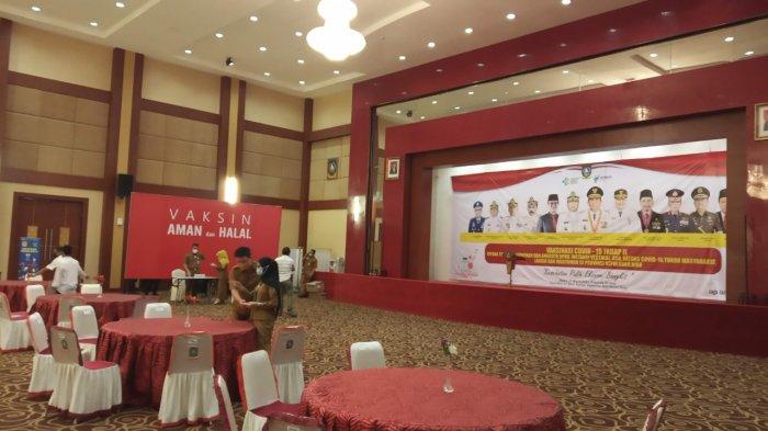 Petugas kesehatan dan pegawai Pemprov Kepri sedang sibuk mempersiapkan kegiatan vaksinasi corona tahap 2 yang digelar Senin (1/3/2021)