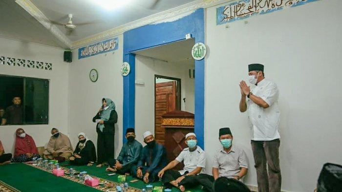 Wali Kota Tanjungpinang, Rahma didampingi beberapa Kepala OPD di Pemko Tanjungpinang menggelar pertemuan bersama tokoh masyarakat dan warga Kelurahan Air Raja, Kampung Sei Carang, di Musholla Nurul Iman Sungai Carang, Minggu (28/2/2021)
