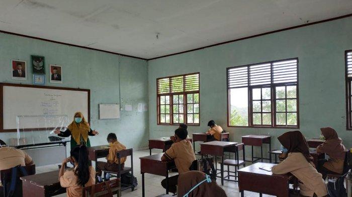 BELAJAR TATAP MUKA - Belajar tatap muka di SMPN 7 Bintan ruang kelas di hari pertama, Kamis (1/10/2020)