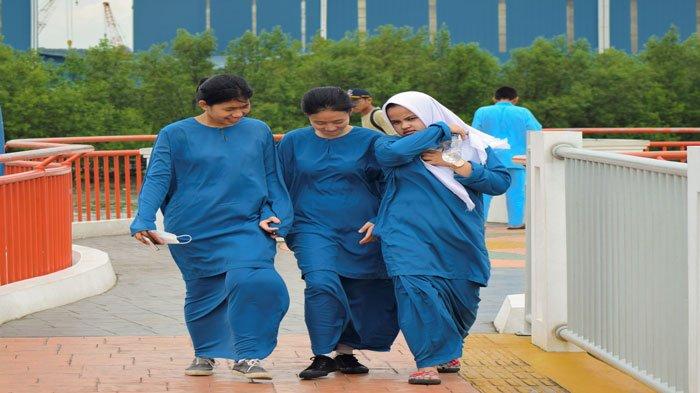 Pengunjung sedang menikmati suasana sore di Jembatan Lingkar Tanjung Riau Batam