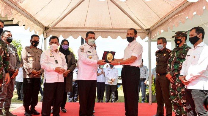 Gubernur Kepri Ansar Ahmad meresmikan pungutan perdana jasa labuh jangkar Lay Up penerimaan daerah Provinsi Kepri di wilayah labuh jangkar perairan Galang Kota Batam, Rabu (3/3/2021)