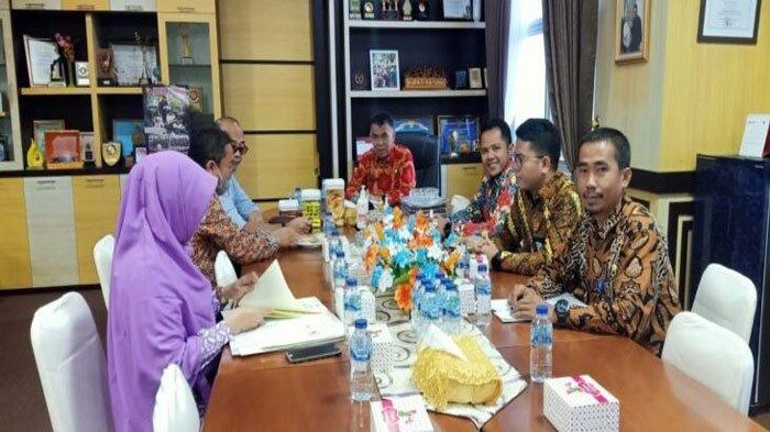 Bupati Natuna Wan Siswandi saat menerima kunjungan kerja Tim Audiensi dan MoU BPJS Ketenagakerjaan Tanjungpinang di Ruang Kerja Bupati Natuna, Jalan Bukit Arai, Kecamatan Bunguran Timur, Kabupaten Natuna, Kamis (24/2/2022).
