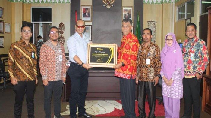 Bupati Natuna Wan Siswandi terima penghargaan dari Tim Audiensi dan MoU BPJS Ketenagakerjaan Tanjungpinang di Ruang Kerja Bupati Natuna, Jalan Bukit Arai, Kecamatan Bunguran Timur, Kabupaten Natuna, Kamis (24/2/2022).