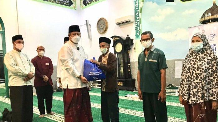 Foto Bupati Kepulauan Anambas Abdul Haris serahkan bantuan dari Medco E&P Natuna Ltd secara simbolis ke mustahik. Bantuan yang disalurkan ini sebanyak 1.550 paket yang diserahkan di Masjid Besar Baiturrahim Tarempa, Kecamatan Siantan.