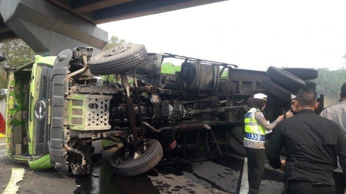 Situasi di lokasi kecelakaan beruntun di Tol Cipulang KM 91, Purwakarta, Jawa Barat, arah Bandung ke Jakarta, Senin (2/9/2019). Polisi dan warga tampak mengerumuni lokasi
