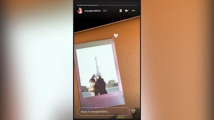 Anya Geraldine berfoto bersama Alleia Anata Irham putri semata wayang Ariel NOAH di depan menara Eiffel