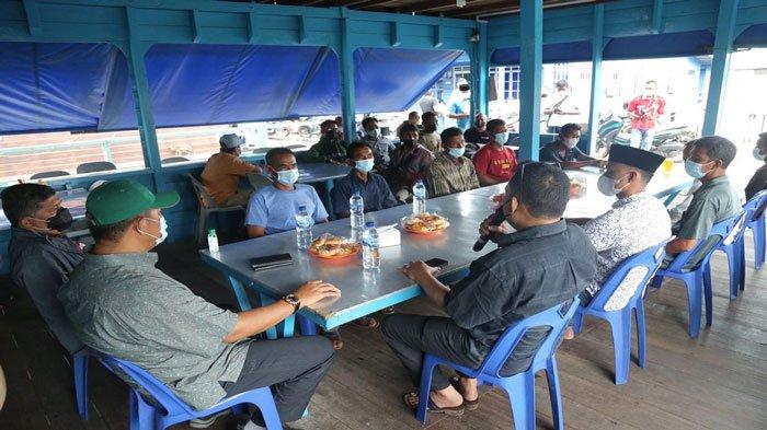 Nelayan berkumpul di tempat pertemuan saat Pemkab Anambas menyerahkan bantuan